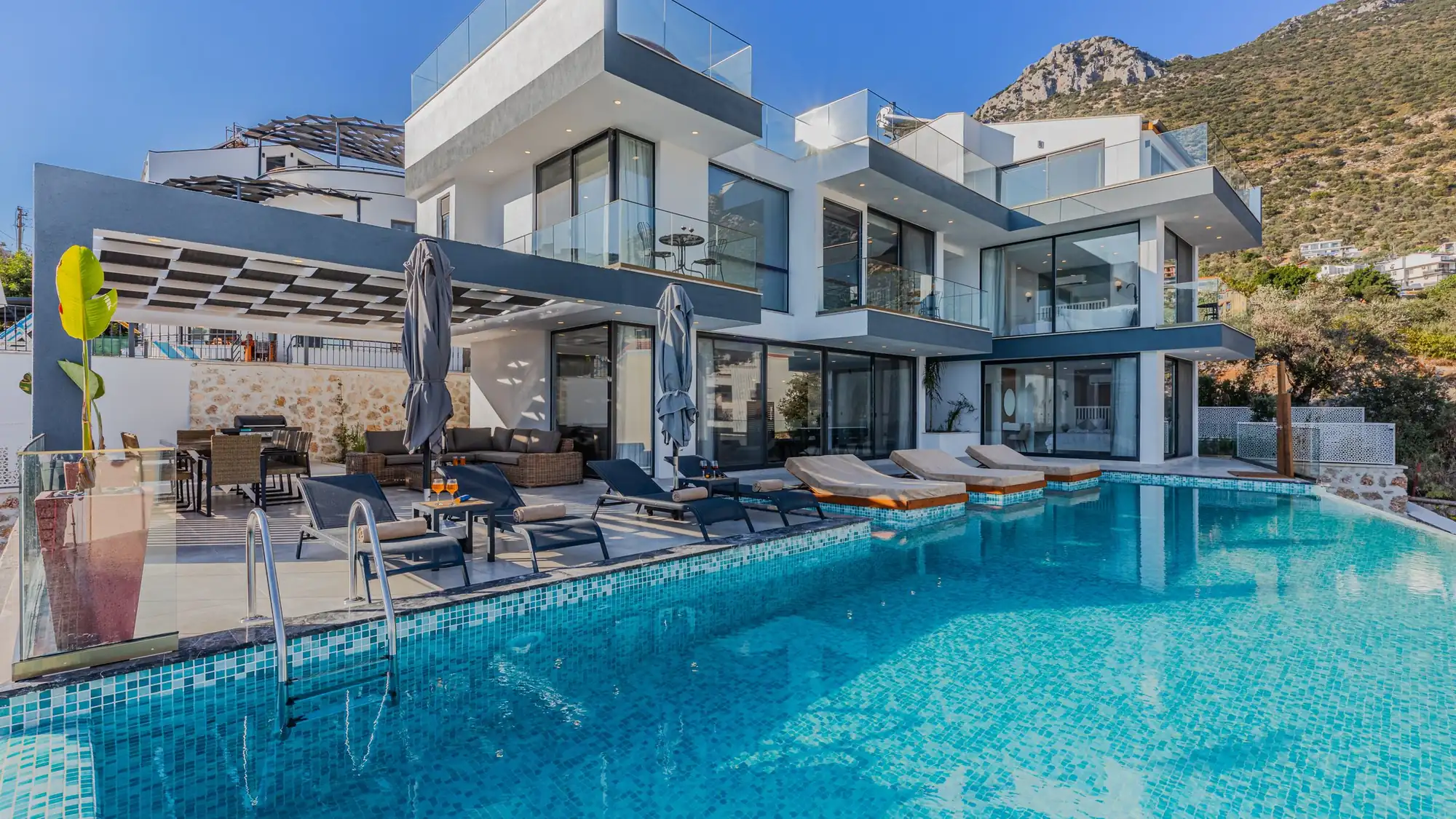 Contemporary villa with an infinity pool overlooking a mountain range